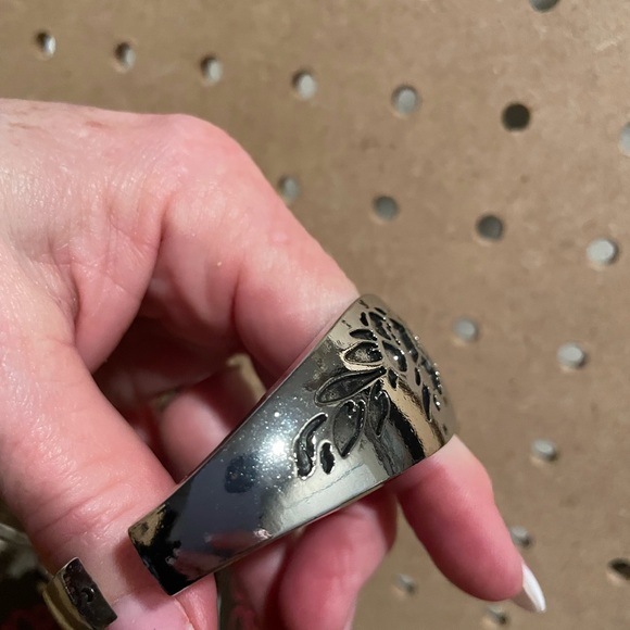 Silver hinge cuff with engraved floral design. - Picture 3 of 3